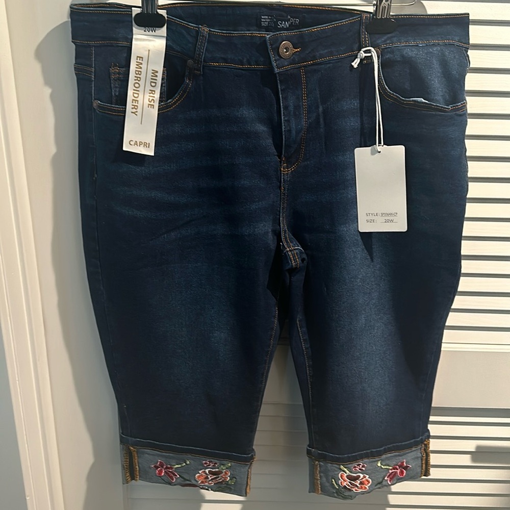 NWT Sandpiper Mid Rise Jegging Super Soft Stretchy Embroidered Capri.